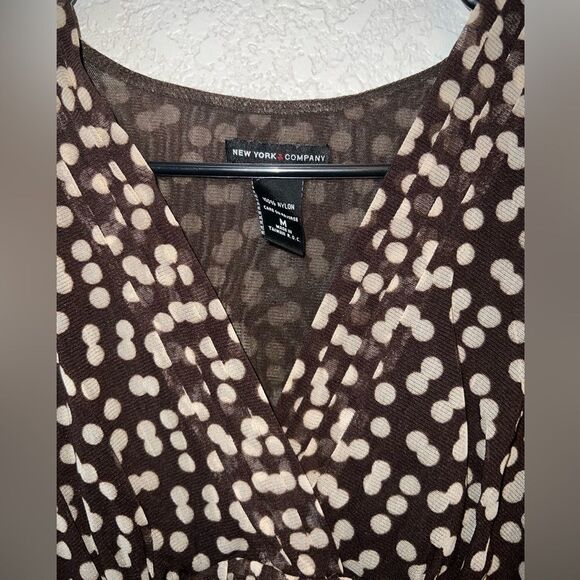 🤎 NEW YORK & COMPANY BROWN POLKA DOT BLOUSE- SIZE MEDIUM - Picture 3 of 5